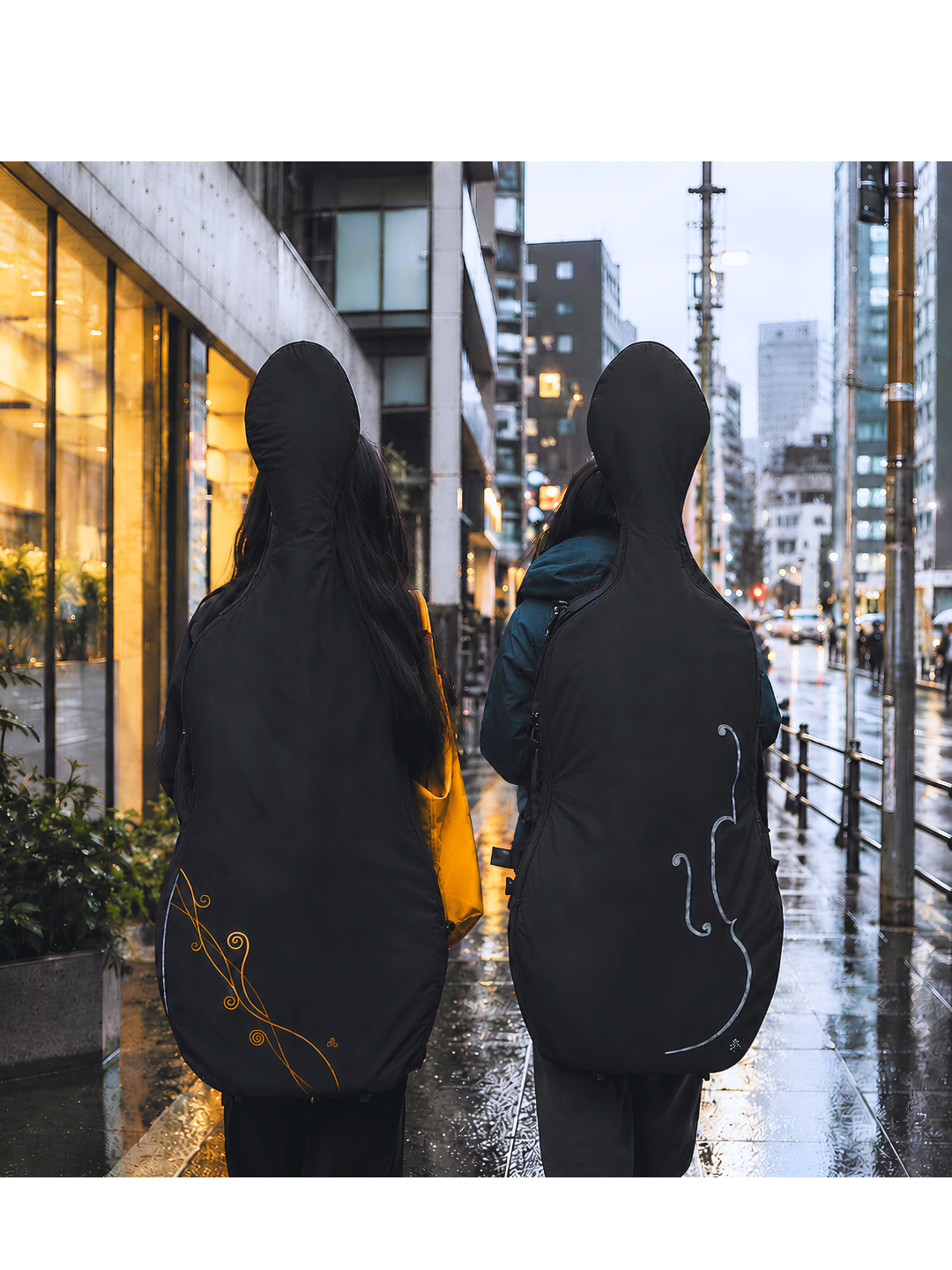レインカバーを背負い雨の街を歩く演奏者たち